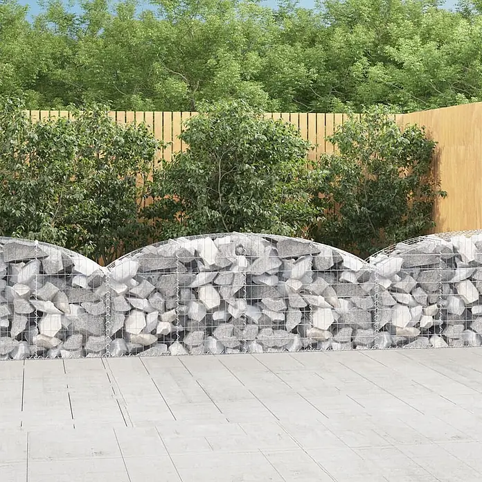 Furnicato Gabione - 80 x 200 x 50 cm, Metall, Maschenbreite: 50 mm, Maschenhöhe: 100 mm - Gekrümmte Gabionenwand aus Drahtgeflecht und grauen Steinen, als dekorativer Gartenteiler.