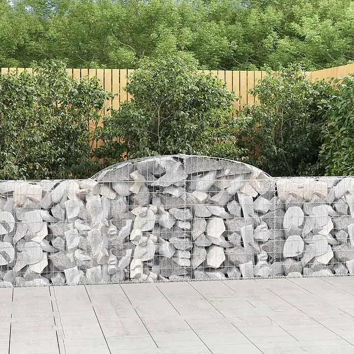 Furnicato Gabione - 100 x 300 x 30 cm, Metall, Maschenbreite: 50 mm, Maschenhöhe: 100 mm - Gabionenwand aus hellgrauen Steinen und Drahtgeflecht, als Gartenzaun dienend.