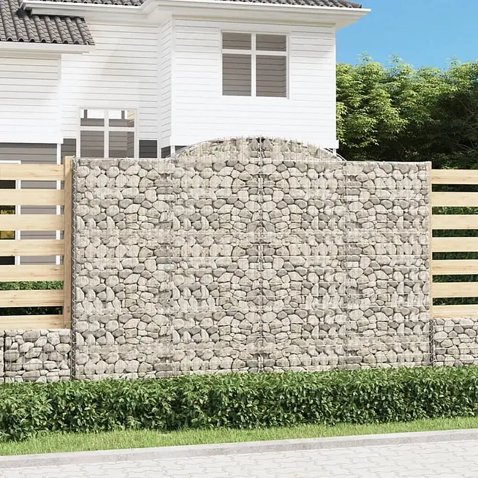 Furnicato Gabione - 220 x 300 x 30 cm, Metall, Maschenbreite: 50 mm, Maschenhöhe: 100 mm - Gabionenzaun mit hellen Holzlatten und gewölbter Oberseite, der ein modernes Haus ergänzt.