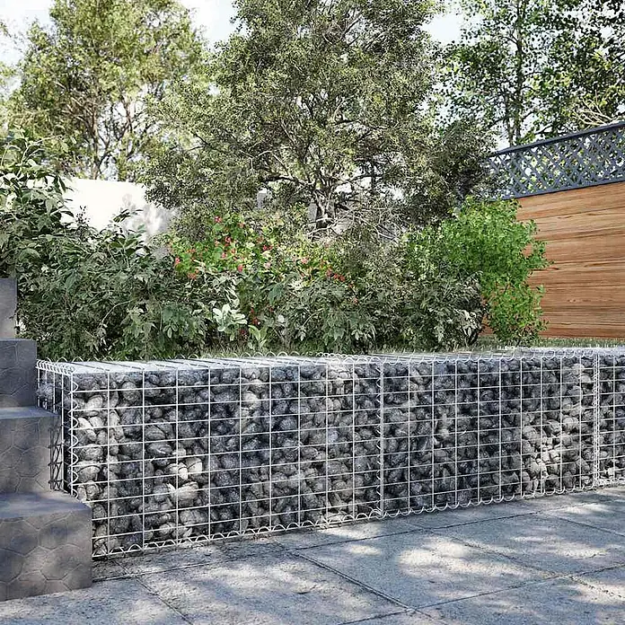 Furnicato Gabione - 200 x 50 x 50 cm, Metall, Maschenbreite: 50 mm, Maschenhöhe: 100 mm - Gabionen-Stützmauer aus silbernem Metallgeflecht, gefüllt mit grauen Steinen, trennt Blumenbeet von Pflaster.