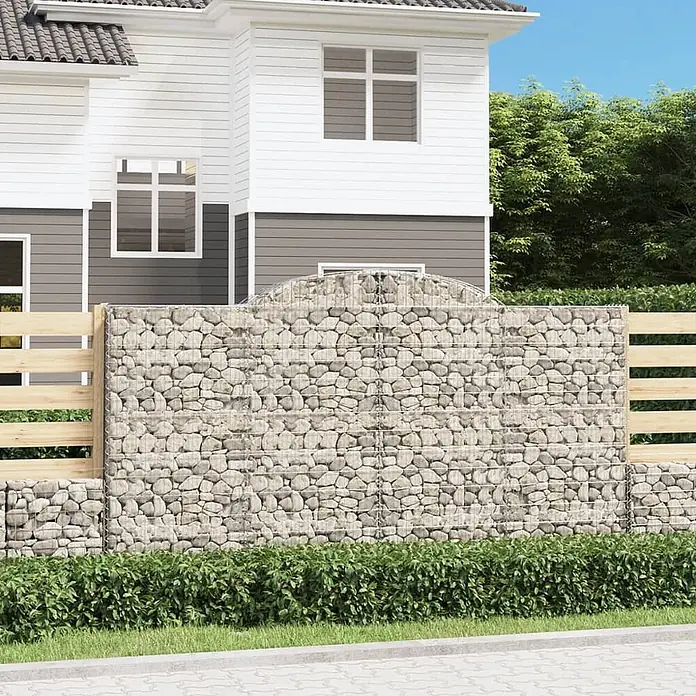 Furnicato Gabione - 180 x 300 x 50 cm, Metall, Maschenbreite: 50 mm, Maschenhöhe: 100 mm - Gabionenzaun aus Steinen und Drahtgeflecht mit integrierten Holzabschnitten, als Grundstücksbegrenzung installiert.