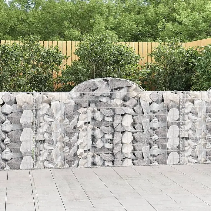Furnicato Gabione - 120 x 200 x 30 cm, Metall, Maschenbreite: 50 mm, Maschenhöhe: 100 mm - Gabionen-Gartenmauer aus Metallgeflecht, gefüllt mit grauen und weißen Steinen.