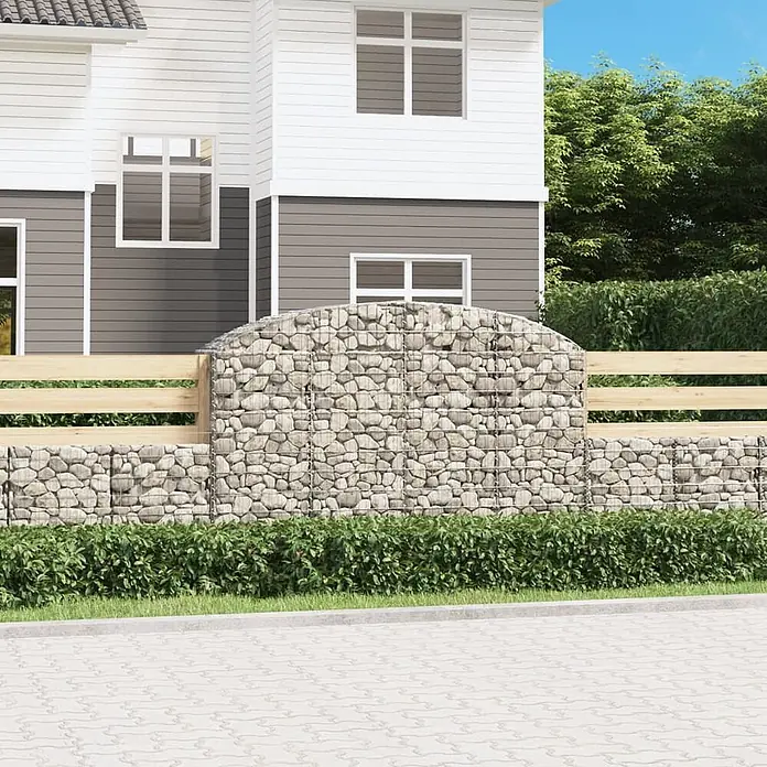 Furnicato Gabione - 140 x 200 x 50 cm, Metall, Maschenbreite: 50 mm, Maschenhöhe: 100 mm - Gabionenmauer mit Rundbogen und Holzzaunelementen, trennt einen Garten von einem gepflasterten Weg.