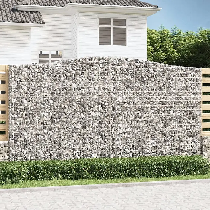 Furnicato Gabione - 50 x 400 x 240 cm, Metall, Maschenbreite: 50 mm, Maschenhöhe: 100 mm - Ein Gabionenzaun aus Drahtgeflecht mit hellen Steinen gefüllt, mit integrierten Holzlatten, dient als Gartenzaun.