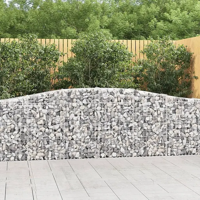 Furnicato Gabione - 30 x 400 x 100 cm, Metall, Maschenbreite: 50 mm, Maschenhöhe: 100 mm - Gabionenwand mit hellgrauen Steinen und geschwungener Oberkante, ideal für die Gartengestaltung.