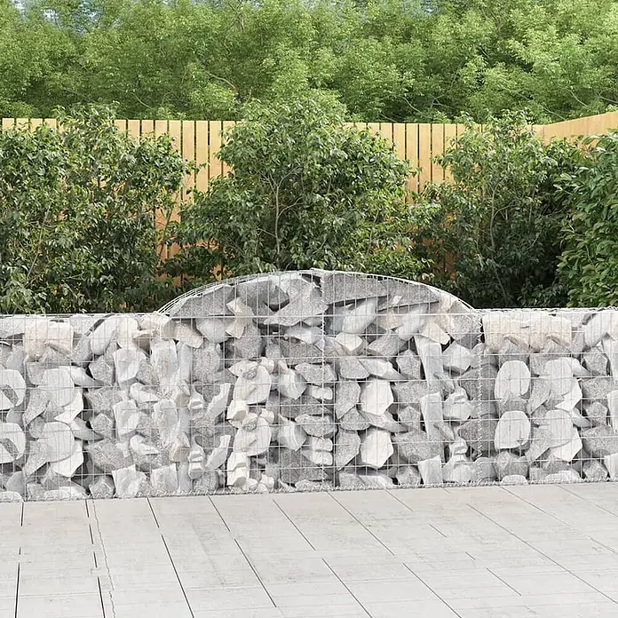 Furnicato Gabione - 30 x 300 x 100 cm, Metall, Maschenbreite: 50 mm, Maschenhöhe: 100 mm - Steingefüllte Gabionenwand aus Drahtgeflecht, als Gartentrennung neben einer Terrasse.