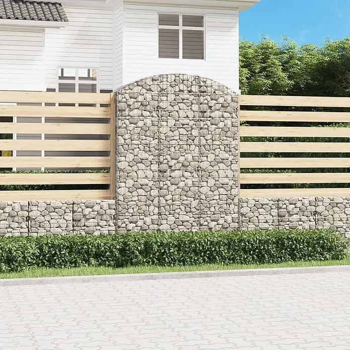 Furnicato Gabione - 220 x 150 x 50 cm, Metall, Maschenbreite: 50 mm, Maschenhöhe: 100 mm - Gabionenzaun mit gewölbter Steinsäule und horizontalen Holzlatten, als moderne Sichtschutzwand im Garten.