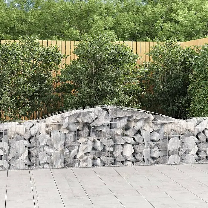 Furnicato Gabione - 80 x 400 x 50 cm, Metall, Maschenbreite: 50 mm, Maschenhöhe: 100 mm - Gabionenwand gefüllt mit hellgrauen Steinen mit gewellter Oberkante.