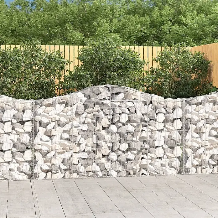 Furnicato Gabione - 30 x 200 x 120 cm, Metall, Maschenbreite: 50 mm, Maschenhöhe: 100 mm - Dekorativer, wellenförmiger Gabionenzaun mit hellgrauen Steinen gefüllt.