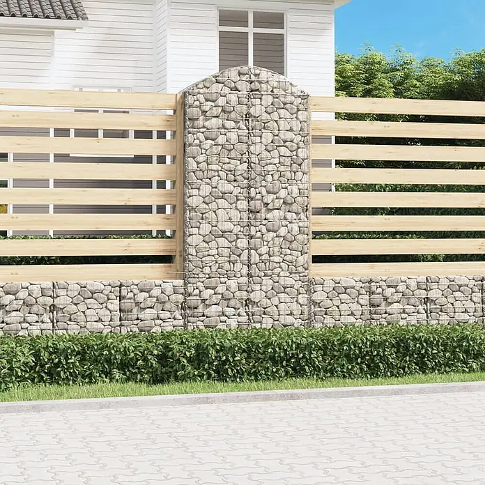 Furnicato Gabione - 50 x 100 x 240 cm, Metall, Maschenbreite: 50 mm, Maschenhöhe: 100 mm - Outdoor-Sichtschutzzaun aus Gabionensteinsäulen und -sockel mit horizontalen hellen Holzlatten.