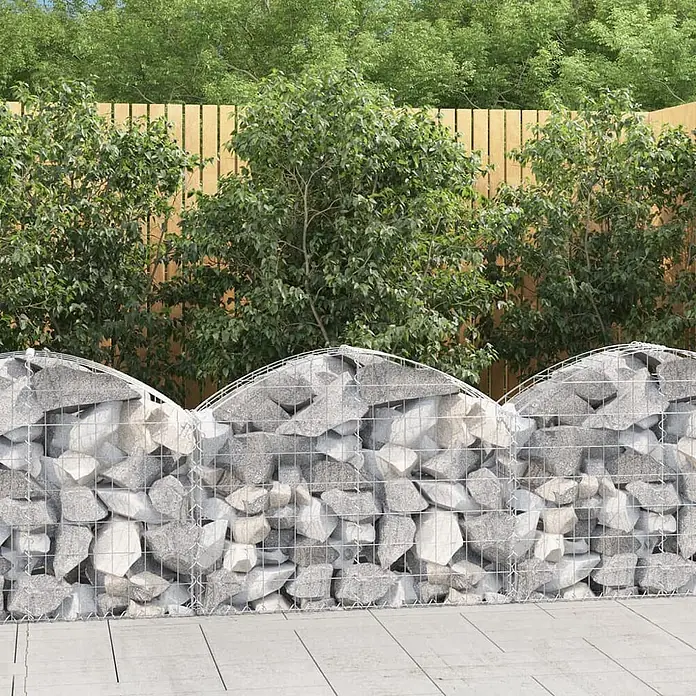 Furnicato Gabione - 30 x 100 x 80 cm, Metall, Maschenbreite: 50 mm, Maschenhöhe: 100 mm - Dekorative Gabionen-Steinwand mit gewölbten Oberseiten, gefüllt mit hellgrauen Steinen.