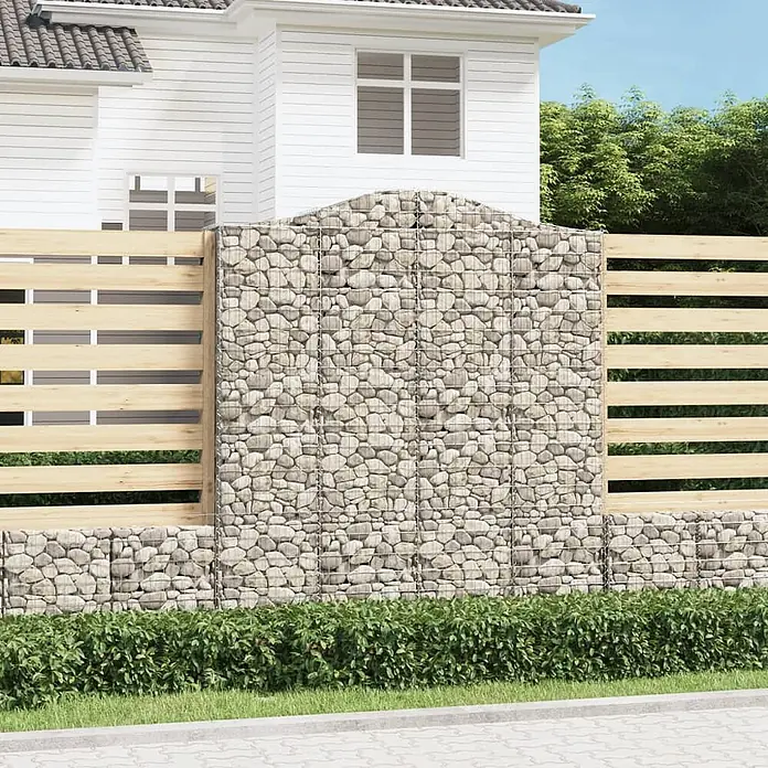 Furnicato Gabione - 50 x 200 x 240 cm, Metall, Maschenbreite: 50 mm, Maschenhöhe: 100 mm - Gabionenzaun mit hellen Steinen, kombiniert mit horizontalen Holzlamellen, als Gartenzaun vor einem Haus.