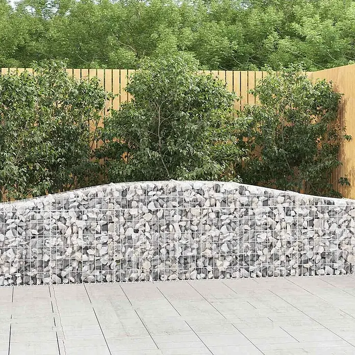 Furnicato Gabione - 30 x 400 x 80 cm, Metall, Maschenbreite: 50 mm, Maschenhöhe: 100 mm - Geschwungene Gabionenwand aus hellem Steingeflecht, dient als Gartentrenner.