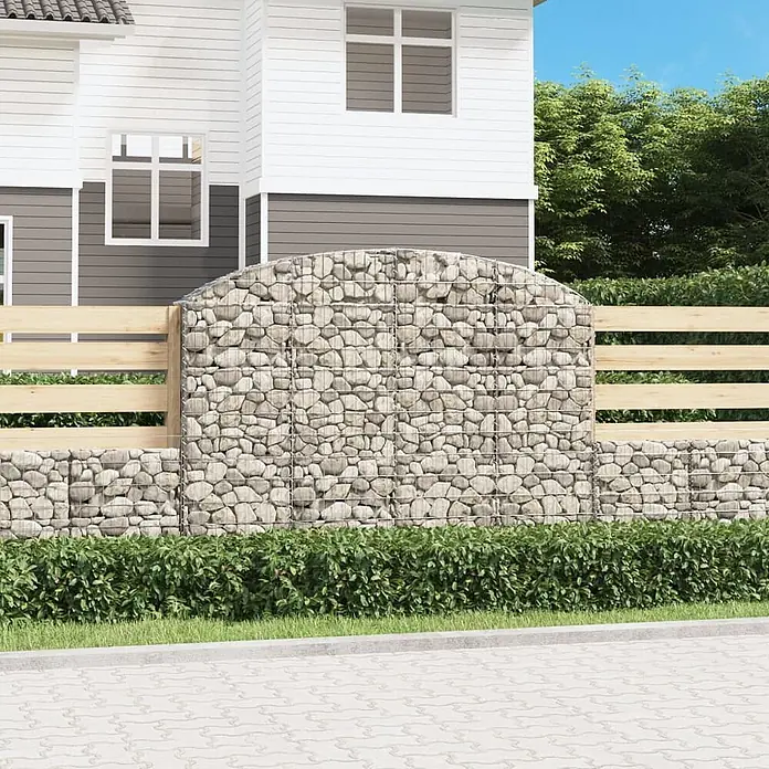 Furnicato Gabione - 160 x 200 x 30 cm, Metall, Maschenbreite: 50 mm, Maschenhöhe: 100 mm - Steinkorbzaun mit gewölbten Steinabschnitten und horizontalen Holzlatten, vor einem Haus.