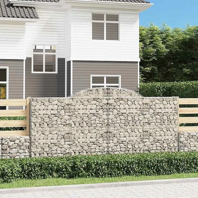 Furnicato Gabione - 160 x 300 x 50 cm, Metall, Maschenbreite: 50 mm, Maschenhöhe: 100 mm - Gabionenzaun mit hellgrauen Steinen und Holzpaneelen, als Garteneinfassung vor einem modernen Haus.