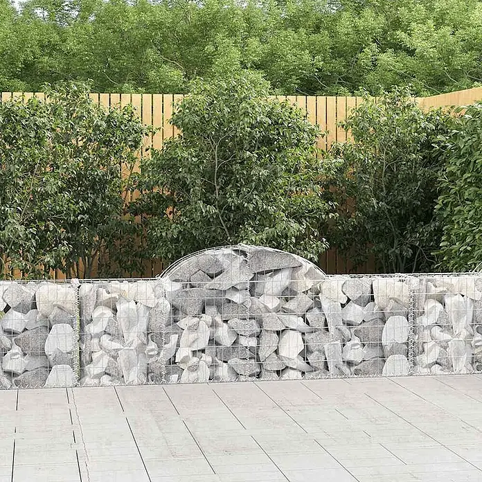 Furnicato Gabione - 80 x 200 x 30 cm, Metall, Maschenbreite: 50 mm, Maschenhöhe: 100 mm - Ein Gabionenzaun aus Drahtgeflecht und hellgrauen Steinen im Garten mit mittiger Rundung.
