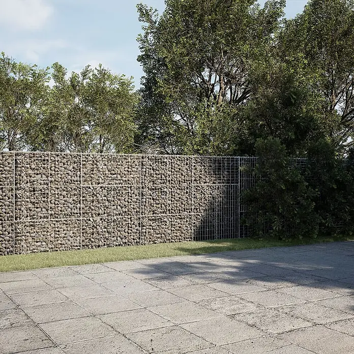 Furnicato Gabione - 900 x 50 x 150 cm, Metall, Maschenbreite: 50 mm, Maschenhöhe: 100 mm - Eine Gabionenwand aus Metallgitter, gefüllt mit Natursteinen, als Gartenbegrenzung neben einer gepflasterten Terrasse.