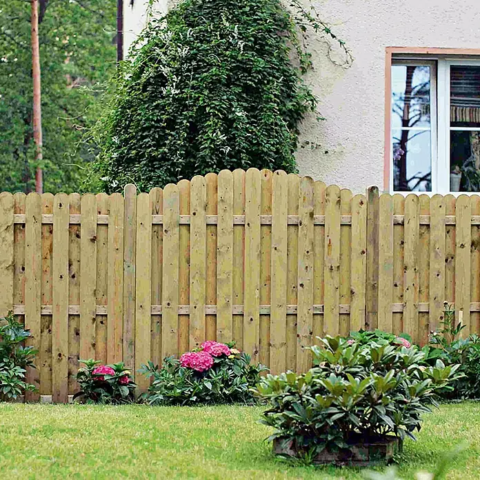 Sichtschutzelement Starnberg - 180 x 180/200 cm, Grün - Eine Gartenszene mit einem klassischen Holzzaun, der mit Pflanzen und Blumen geschmückt ist.