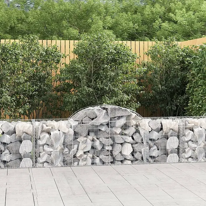 Furnicato Gabione - 50 x 200 x 80 cm, Metall, Maschenbreite: 50 mm, Maschenhöhe: 100 mm - Gabionenwand aus Drahtgeflecht mit hellgrauen Steinen und einem gewölbten Oberteil.