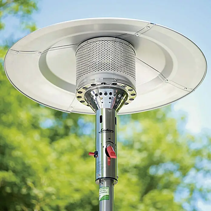 Enders Estufa de exterior Elegance - Potencia calorífica: 3,5 kW - 8 kW, Altura: 218 cm - Primer plano de un calentador de patio Enders plateado sobre un fondo borroso de vegetación.