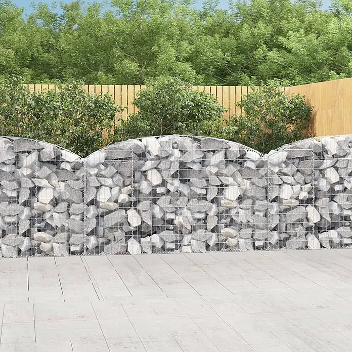 Furnicato Gabione - 120 x 200 x 30 cm, Metall, Maschenbreite: 50 mm, Maschenhöhe: 100 mm - Geschwungene Gabionenwand mit hellgrauen Steinen, als Gartentrennung auf einer Terrasse.