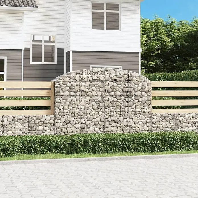Furnicato Gabione - 160 x 200 x 50 cm, Metall, Maschenbreite: 50 mm, Maschenhöhe: 100 mm - Gabionen- und Holzzaun vor einem modernen Haus, mit steingefüllten Drahtkörben und horizontalen Holzlatten.
