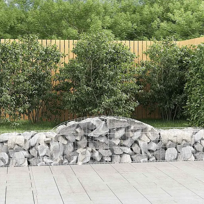 Furnicato Gabione - 50 x 300 x 60 cm, Metall, Maschenbreite: 50 mm, Maschenhöhe: 100 mm - Gabionenwand aus grauen Steinen in Metallgeflecht, als niedriger Gartenteiler mit gebogenem Oberteil.