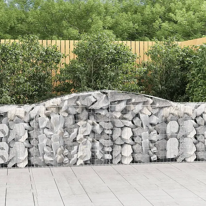Furnicato Gabione - 100 x 400 x 50 cm, Metall, Maschenbreite: 50 mm, Maschenhöhe: 100 mm - Gabionenwand mit hellgrauen Steinen, oben gewölbt, als Gartenbegrenzung im Freien.