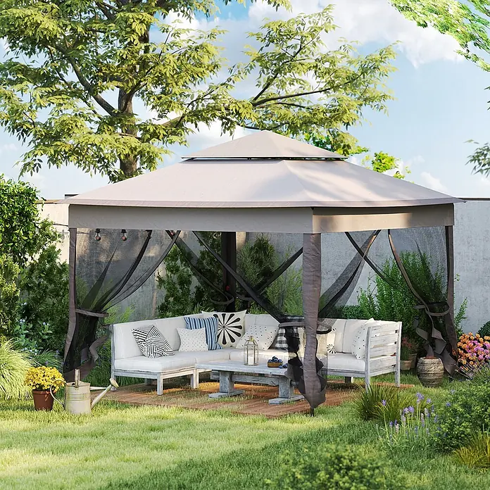 Furnicato Faltpavillon -  - Ein hellgraues Gartenpavillon mit dunklem Moskitonetz umgibt eine Gartenmöbelgarnitur auf einem Holzdeck in einem grünen Garten.