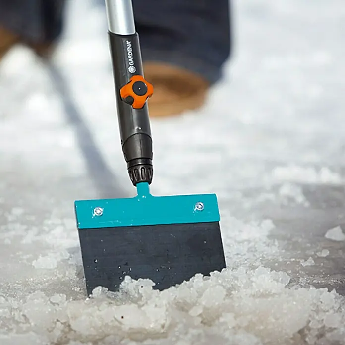 Gardena Combisystem Stoßscharre - Breite: 15 cm, Material Gerätekopf: Aluminium - Nahaufnahme eines Gardena Eiskratzers mit einem verstellbaren Griff und einer blau-schwarzen Klinge, der Schnee schiebt.