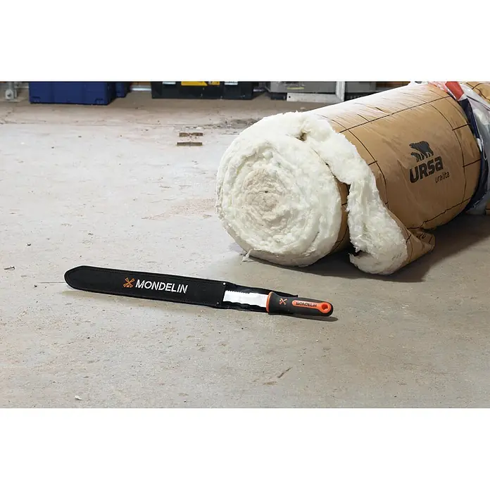 Mondelin Dämmstoffmesser - Länge: 280 mm - Mondelin Dämmstoffmesser mit schwarzer Scheide und orange-schwarzem Griff, neben einer Rolle weißer URSA Dämmung auf Betonboden.