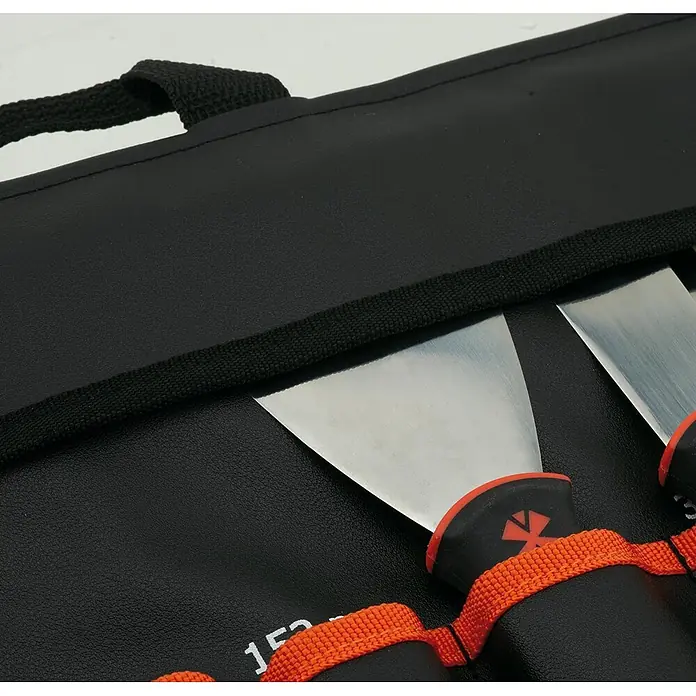 Mondelin Spachtel-Set - Gesamtumfang: 8 -tlg. - Metallspachtel mit schwarz-orangen Griffen, verstaut in einer schwarzen Werkzeugrolle mit orangefarbenen Gurten.