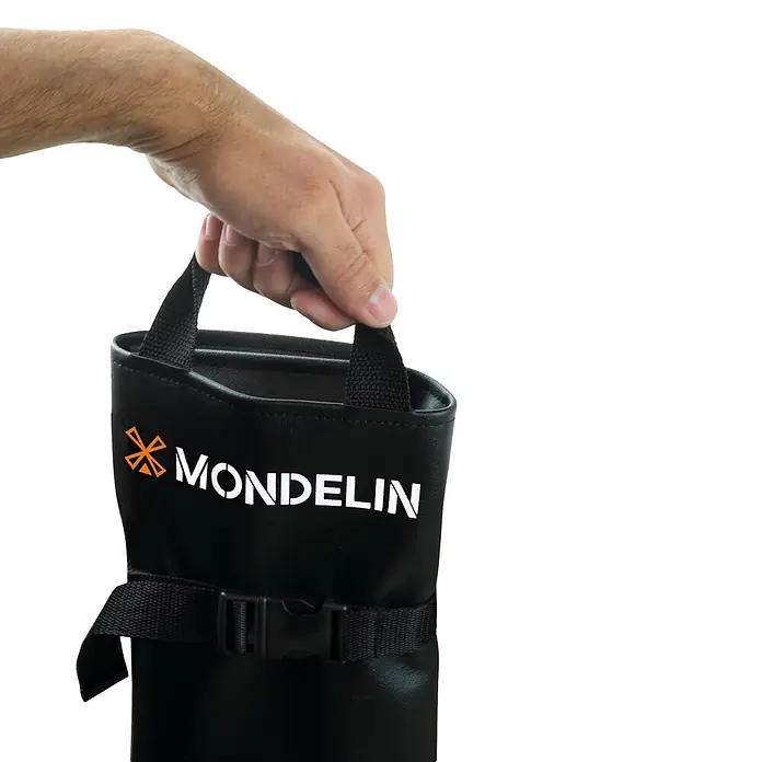 Mondelin Spachtel-Set - Gesamtumfang: 8 -tlg. - Hand hält schwarze MONDELIN Werkzeugtasche mit orangefarbenem Logo und Schnalle.