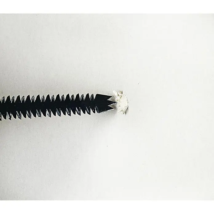 Mondelin Gipskartonplatten-Stichsäge - Länge: 160 mm - Schwarzes gezacktes Sägeblatt mit scharfen Zähnen, das in weißes Material schneidet.