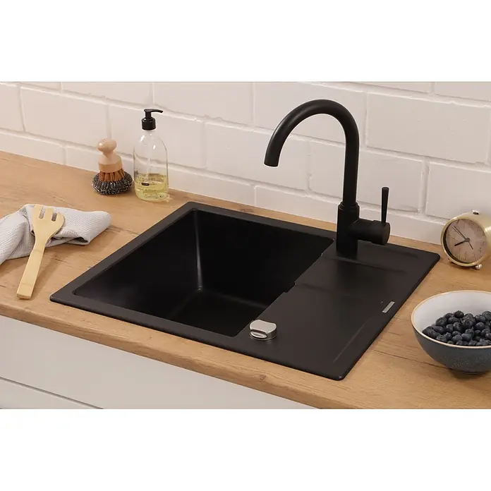 Respekta Einbauspüle Nashville - 58 x 50 cm, Schwarz - Schwarze Granit-Küchenspüle mit mattem schwarzem Wasserhahn, in eine Holzarbeitsplatte in einer modernen Küche integriert.