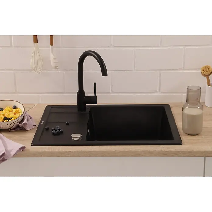 Respekta Einbauspüle Nashville - 65 x 50 cm, Schwarz - Moderne schwarze Küchenspüle mit Wasserhahn, integriert in eine helle Holztheke, in einer Küche gezeigt.