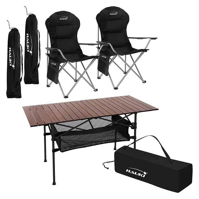 Hauki Campingtisch Camping-Set mit Aluminium Klapptisch inkl. 2 Campingstuhl Schwarz - Aluminium, Metall, 600D Polyester Gewebe, Braun, Schwarz - Zwei schwarze gepolsterte Campingstühle mit Tragetaschen und ein brauner Campingtisch mit Holzlamellen, Netzablage und Tasche.