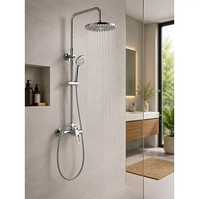 Rousseau Sistema de ducha Astro - Con grifo monomando, Número de tipos de chorro: 5 ud., Cromo - Sistema de ducha cromado con rociador de lluvia grande y ducha de mano, instalado en una ducha moderna de azulejos con agua corriendo.