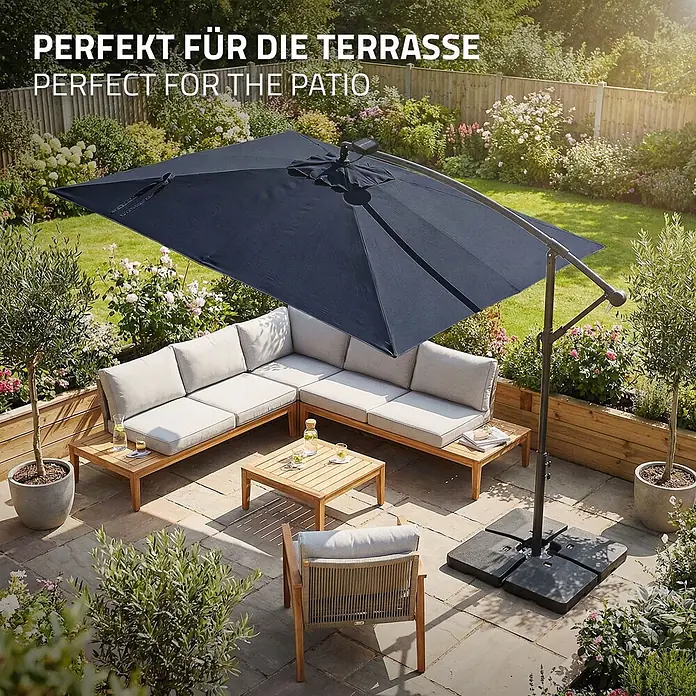 ML-Design Ampelschirm rund Gartenschirm UV50+ Sonnenschutz wasserabweisend 360° drehbar & neigbar - Blau, Durchmesser Bespannung: 330 cm - Hölzernes Gartenlounge-Set mit hellgrauen Polstern und dunkelblauem Freiarmschirm auf einer Terrasse, bereit zur Entspannung.