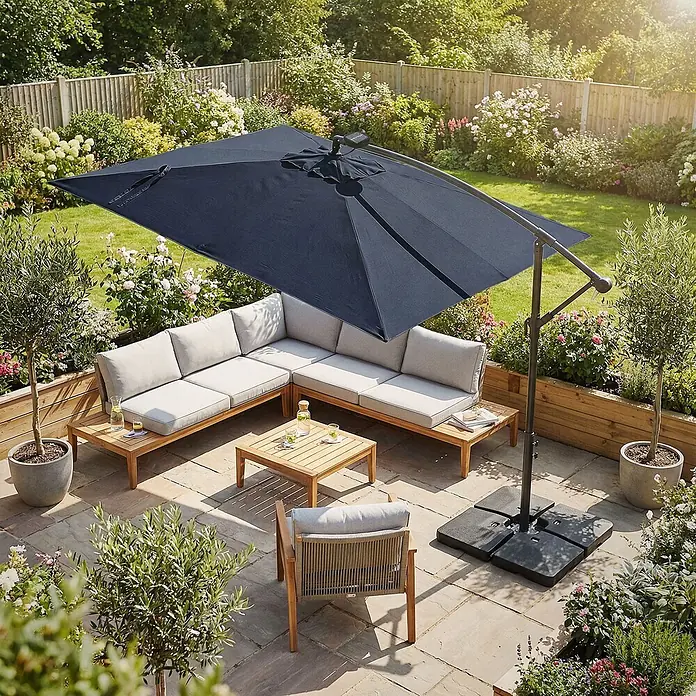 ML-Design Ampelschirm rund Gartenschirm UV50+ Sonnenschutz wasserabweisend 360° drehbar & neigbar - Blau, Durchmesser Bespannung: 330 cm - Outdoor-Loungemöbel-Set aus Holz mit hellgrauen Kissen und dunkelblauem Freiarmschirm auf einer Gartenterrasse.