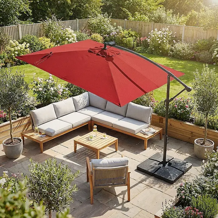 ML-Design Ampelschirm rund Gartenschirm UV50+ Sonnenschutz wasserabweisend 360° drehbar & neigbar - Rot, Durchmesser Bespannung: 330 cm - Roter Ampelschirm und Holz-Gartenmöbel-Set mit hellgrauen Kissen auf einer Terrasse.