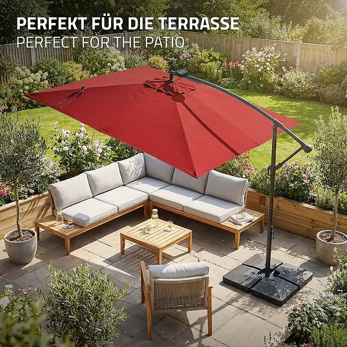 ML-Design Ampelschirm rund Gartenschirm UV50+ Sonnenschutz wasserabweisend 360° drehbar & neigbar - Rot, Durchmesser Bespannung: 330 cm - Roter Ampelschirm beschattet eine Holz-Sitzgruppe auf sonniger Terrasse.