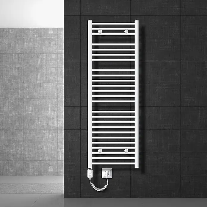 LuxeBath Elektro-Badheizkörper Designheizkörper 500x1500mm Weiß gebogen 900W -  - Weißer elektrischer Handtuchwärmer mit Querstreben, an dunkler Fliesenwand montiert, mit spiralförmigem Netzkabel in der Steckdose.