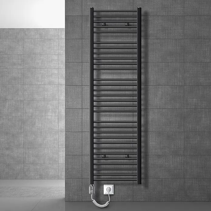 LuxeBath Elektro-Badheizkörper Handtuchheizkörper 500x1800mm Anthrazit gerade 900W -  - Schwarz elektrischer Handtuchwärmer an grauer Fliesenwand, an Steckdose angeschlossen.