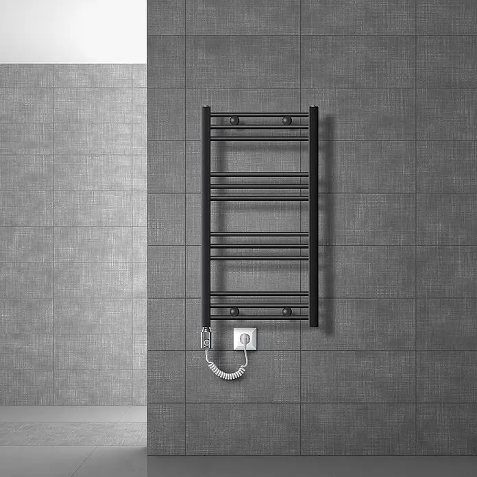 LuxeBath Elektro-Badheizkörper Designheizkörper Sahara Handtuchheizkörper Handtuchtrockner - B x H: 50 x 80 mm - Schwarzer elektrischer Handtuchwärmer mit Querstreben, an der Wand montiert und an eine Steckdose angeschlossen.