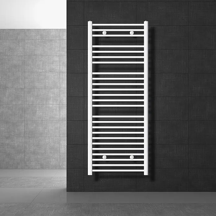 LuxeBath Elektro-Badheizkörper Handtuchwärmer Elektrisch 600x1500 mm Weiß gebogen mit Heizstab 1200W -  - Weißer Handtuchheizkörper an einer dunkel gefliesten Badezimmerwand montiert.