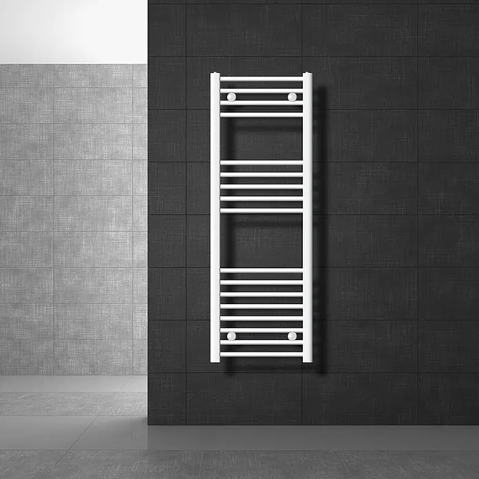 LuxeBath Elektro-Badheizkörper Handtuchwärmer Elektrisch 400x1200 mm Weiß gerade mit Heizstab 1200W -  - Weißer Handtuchwärmer vertikal an einer dunklen Fliesenwand in einem modernen Badezimmer.