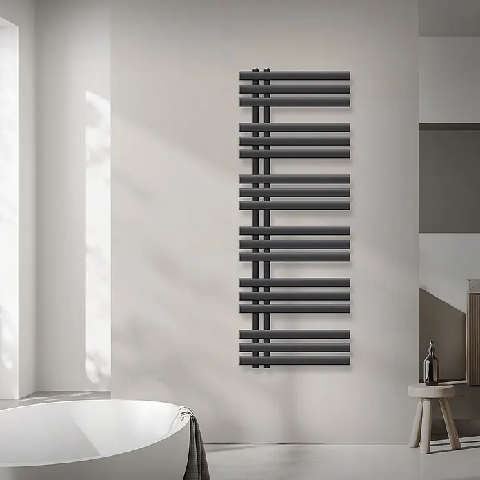 Badheizkörper elektrisch 500x1400mm Anthrazit + Heizstab 1200W einfach -  - Dunkelgrauer Handtuchheizkörper an einer Wand in einem modernen Badezimmer.