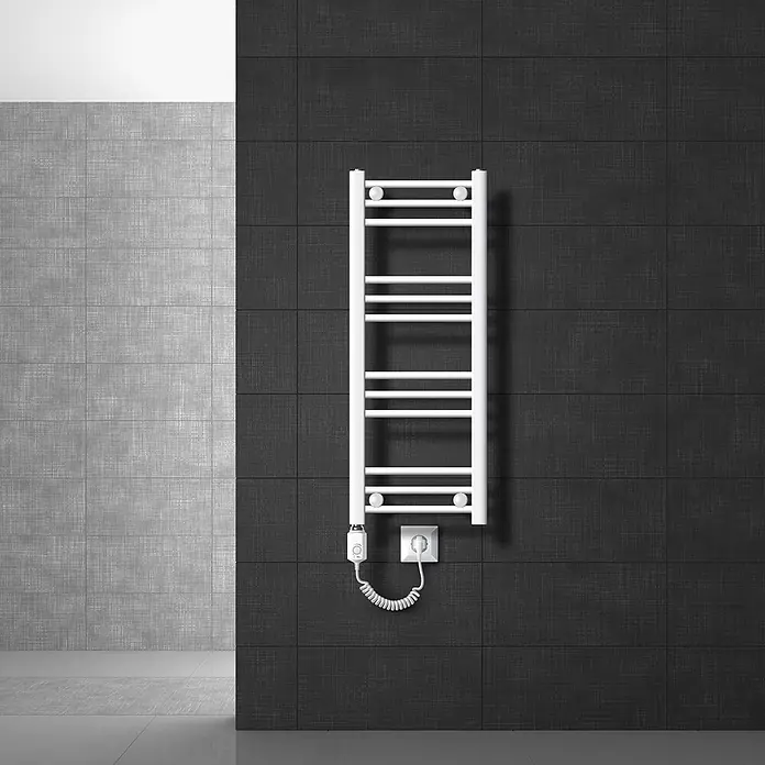 ECD Germany Elektro-Badheizkörper Designhheizkörper Sahara Handtuchheizkörper Handtuchtrockner - B x H: 30 x 80 mm - Weißer elektrischer Handtuchwärmer mit Spiralkabel, an dunkler Fliesenwand montiert.