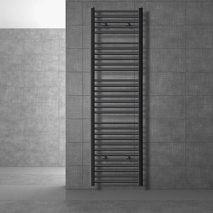 LuxeBath Elektro-Badheizkörper Handtuchwärmer Elektrisch 500x1800 mm Anthrazit gerade mit Heizstab 900W - B x H: 50 x 180 mm - Schwarzer vertikaler Handtuchwärmer-Heizkörper an einer gefliesten Badezimmerwand.